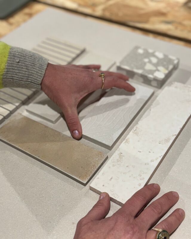 Pour bien commencer ce mois de juin, un joli moodboard tout en nuances et en matières autour des tons neutres avec de la mosaïque et des aspects pierre. Une sélection idéale pour des projets intemporels et élégants.

📍 À retrouver chez Okre
54 Rue des Saints-Pères, 75007, Paris

#tiles #carrelage #materiaux #showroom #decoration #architecte #architecteparis #architectedinterieur #moodboard