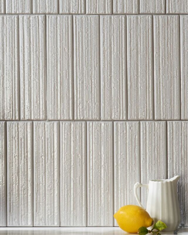 Tout ce qu'on aime pour ces carreaux de porcelaine... Un aspect volontairement irrégulier, presque usé, avec des aspérités et des imperfections visibles. Une matière accidentée qui capte la lumière... 

N'hésitez pas à nous dire ce que vous en pensez en commentaire !

#showroom #tiles #materiaux #architectureintérieure #architectedinterieur